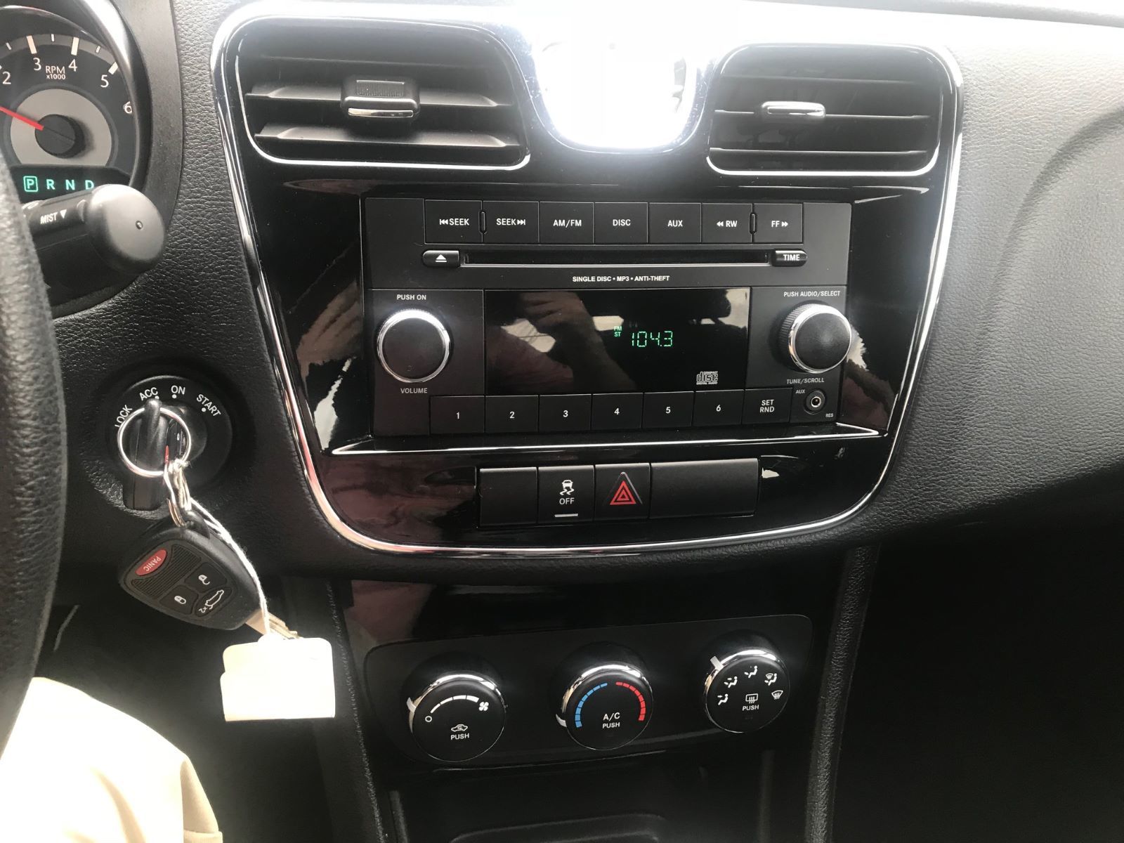 Chrysler 200: CD Player Chrysler 200: CD Player