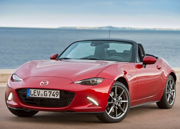 Mazda surprend tout le monde à New York avec la MX-5 RF à toit rigide