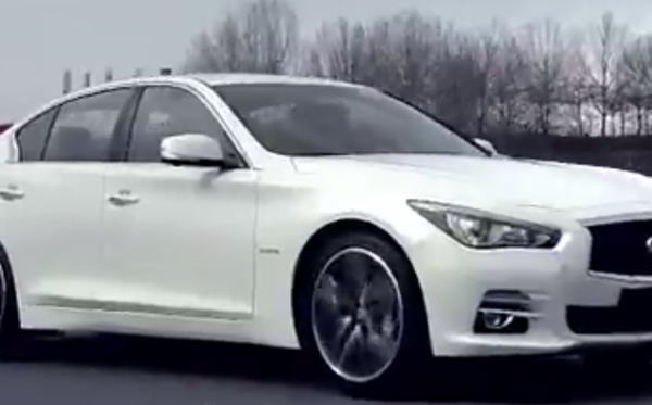 L’Infiniti Q50 Eau Rouge sort de ses gonds