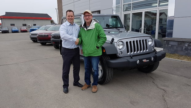 Merci à M.Francis Gagné qui à réalisé son rêve en prenant possession de son nouveau Jeep Wrangler. Encore merci Francis et bonne randonnée dans nos belles forêt.