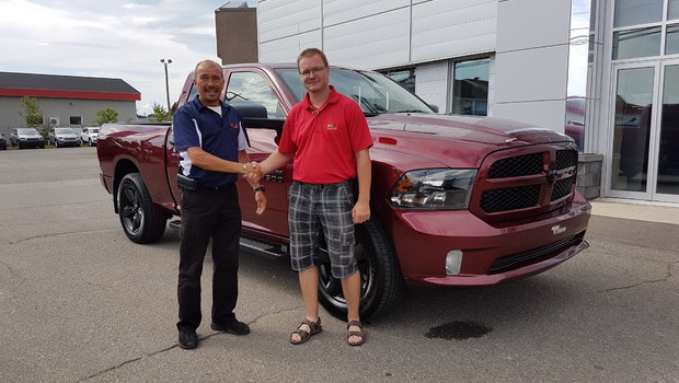 Un très gros merci à un client fidèle M. Simon Caron qui va conduire un tout nouveau Ram 1500. Bonne route.