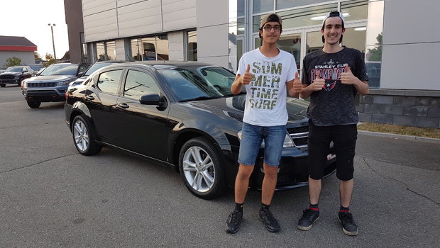 Toutes nos félicitations à Franco Levesque pour l'achat de sa première voiture. Franco est accompagné par son frère. Merci beaucoup.